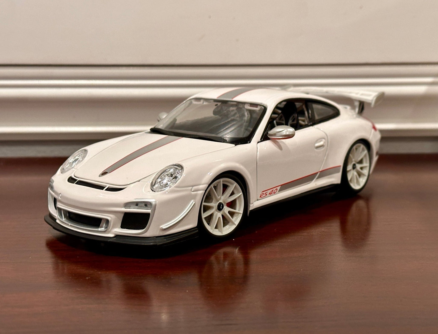 Maisto Porsche 997 GT3 RS 4.0 White 1/18 Scale Diecast Model Car | New - Product Image