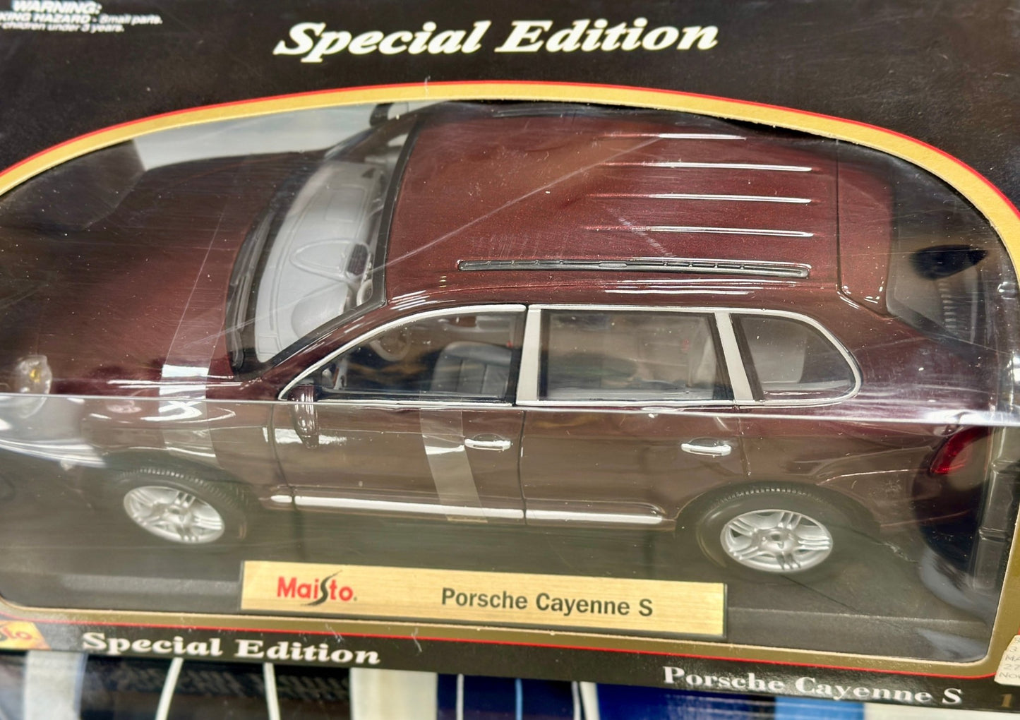 Maisto Porsche Cayenne S Maroon 1/18 Scale Diecast Model Car - Product Image