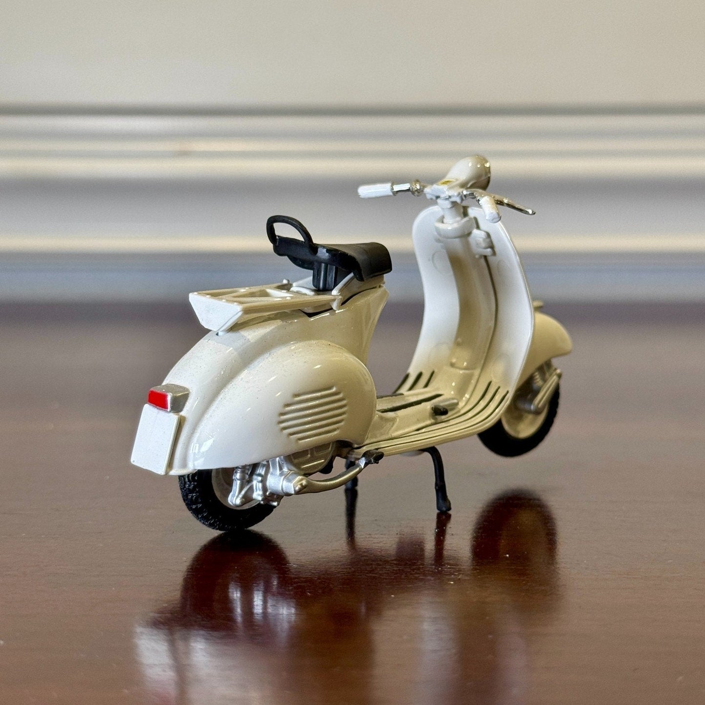 Maisto Vespa White 1/18 Scale Diecast Model Bike | New - Product Image