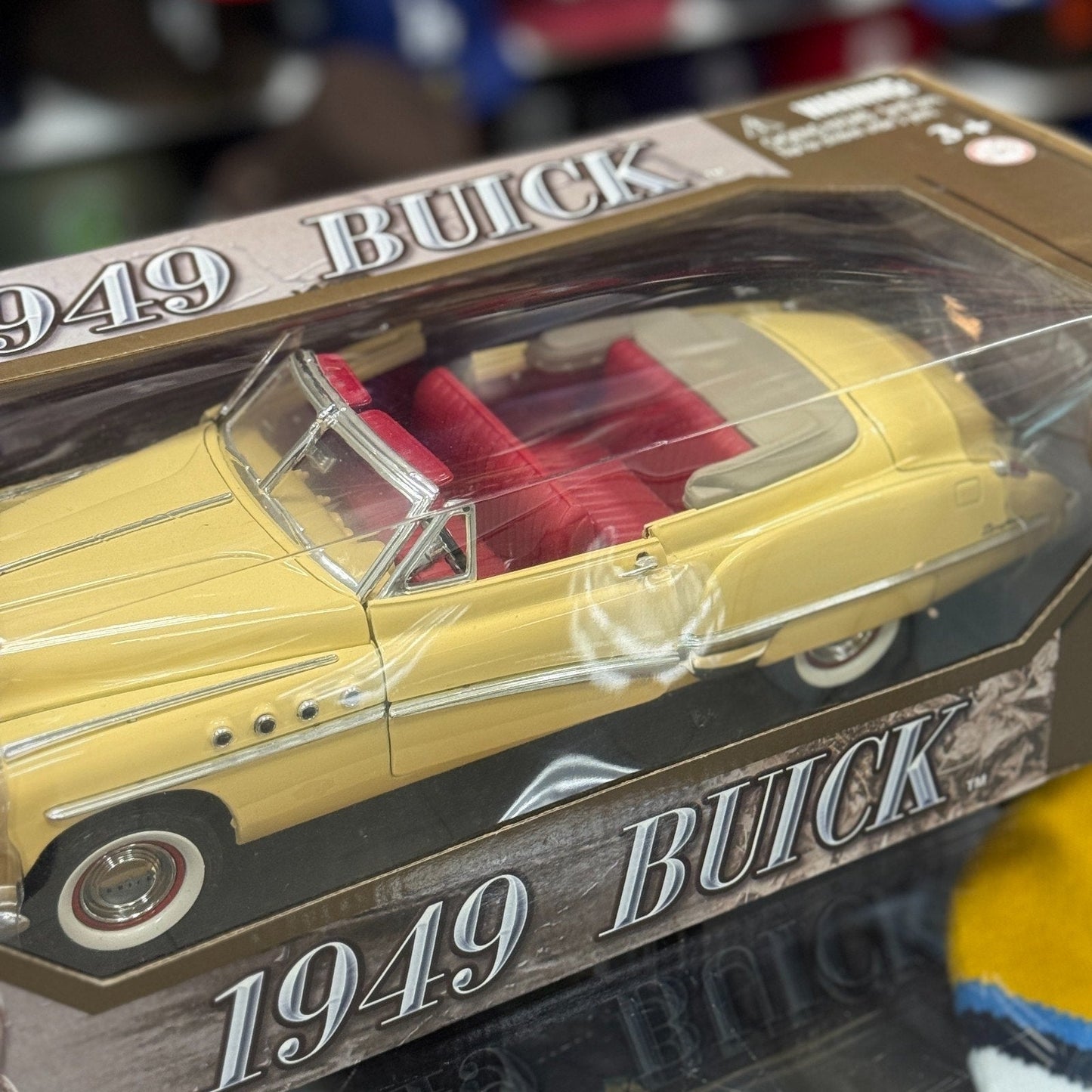 Motormax 1949 Buick Roadmaster Cream 1/18 Scale Diecast Model Car | New - Product Image