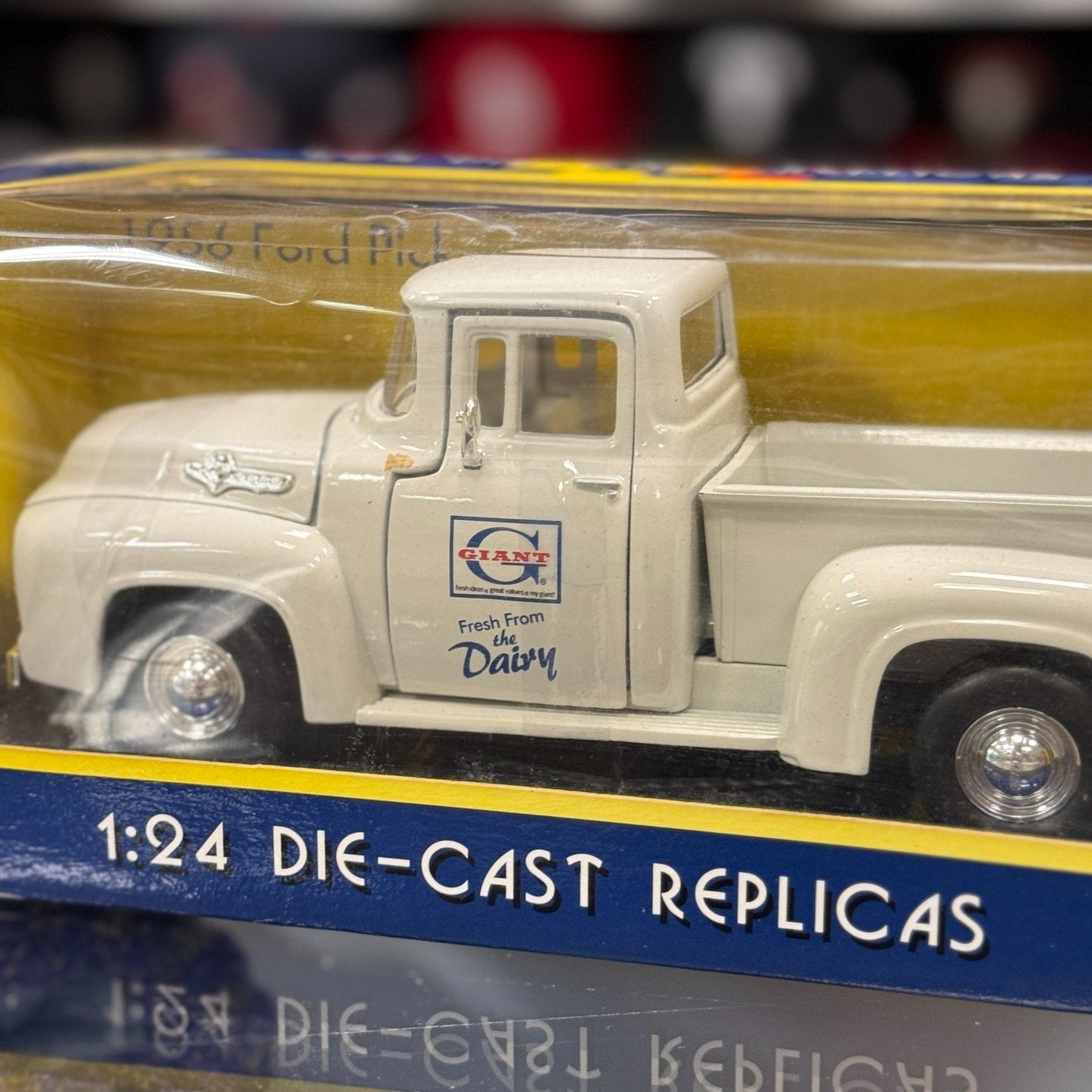 Motormax 1956 Ford Pickup White 'Path Mark Dairy' White 1/24 Scale Diecast Model Car - Product Image