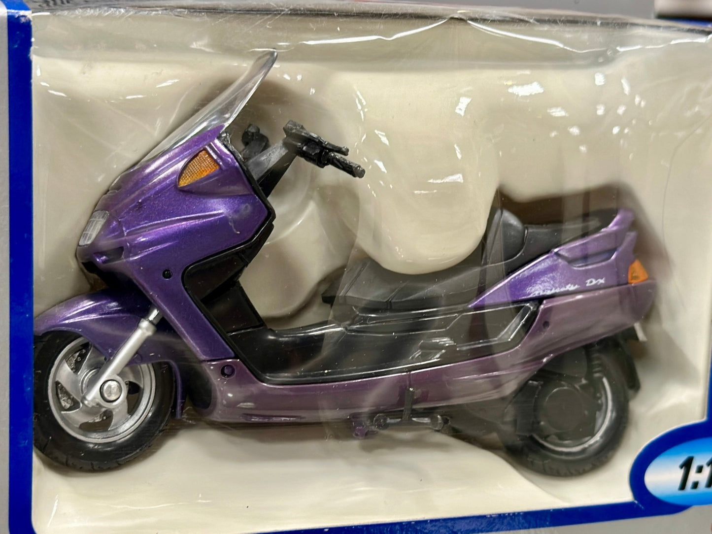 WELLY Yamaha Majesty Vespa 1/18 Scale Model Motorcycle - Product Image