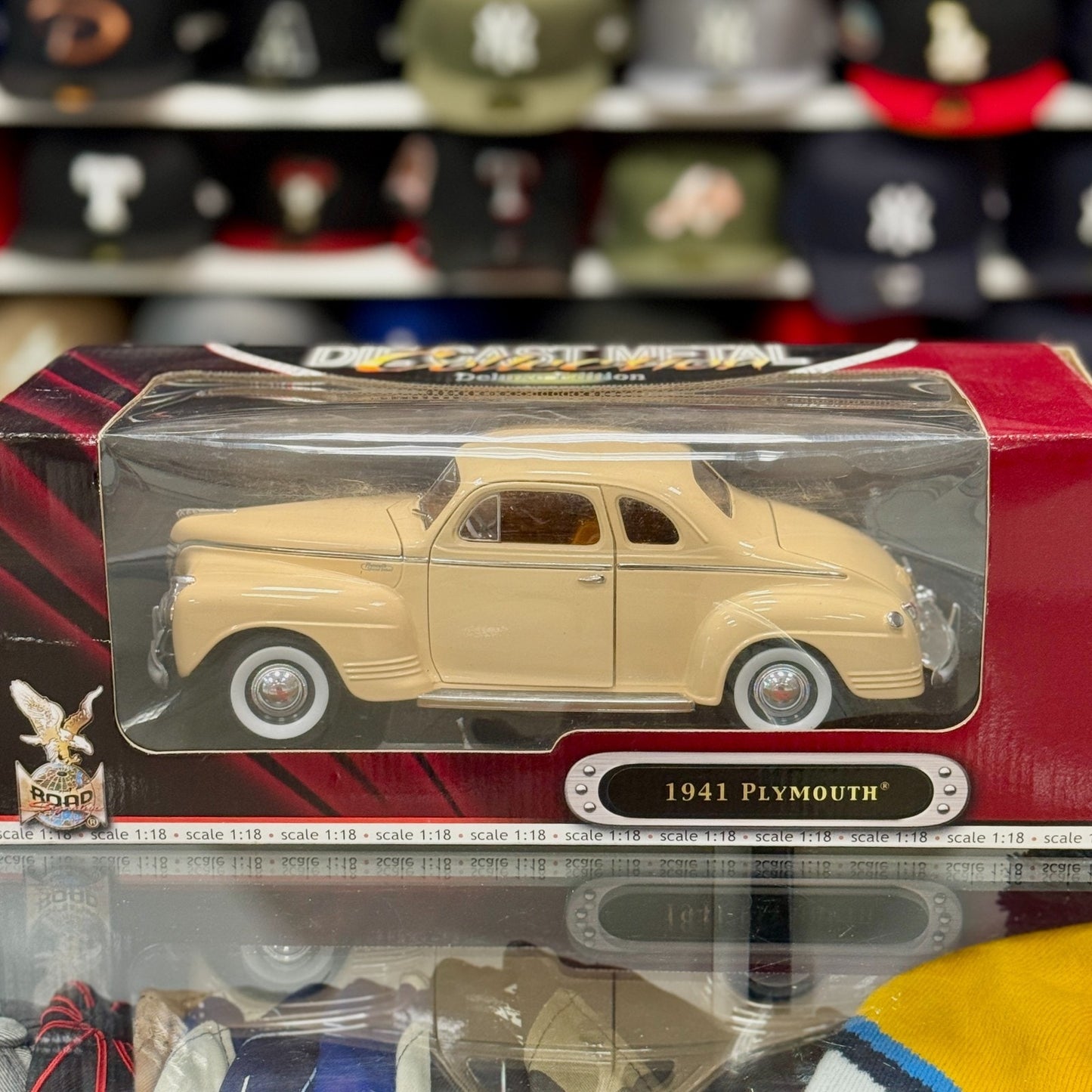 1/18 1941 Plymouth Cream Road Signature Diecast Model Car