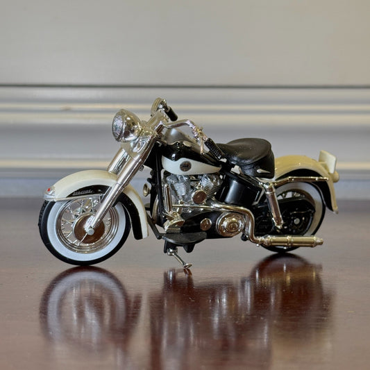 1/18 Maisto Harley Davidson Road King Creme Diecast Model Motorcycle
