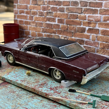 1965 Pontiac GTO Maroon | Maisto 1/18 | Diorama Model Parts Car