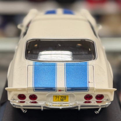 1:18 1971 Chevrolet Camaro Z28 White Blue Stripes Diecast Model Car