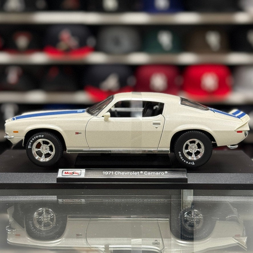 1:18 1971 Chevrolet Camaro Z28 White Blue Stripes Diecast Model Car