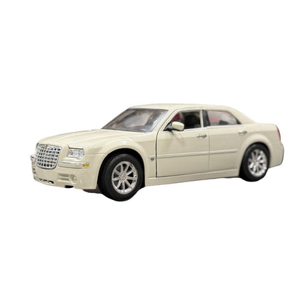 Maisto 1:18 2005 Chrysler 300C HEMI Cream Cool Vanilla Diecast Model Car - Product Image