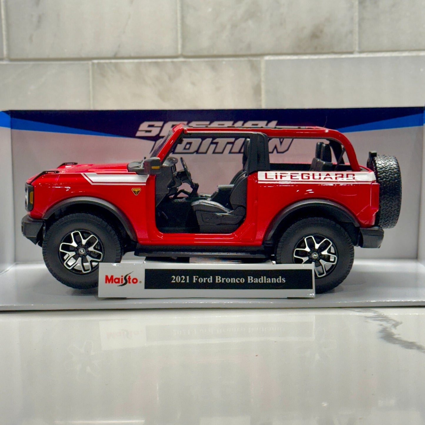 1/18 Ford Bronco Badlands 'Lifeguard' Edition Maisto Diecast Car | New