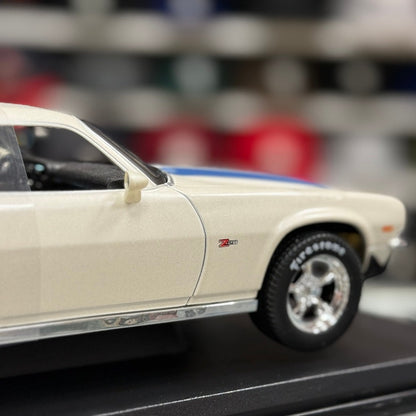 1:18 1971 Chevrolet Camaro Z28 White Blue Stripes Diecast Model Car