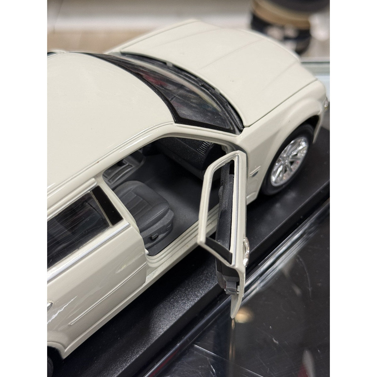 Maisto 1:18 2005 Chrysler 300C HEMI Cream Cool Vanilla Diecast Model Car - Product Image