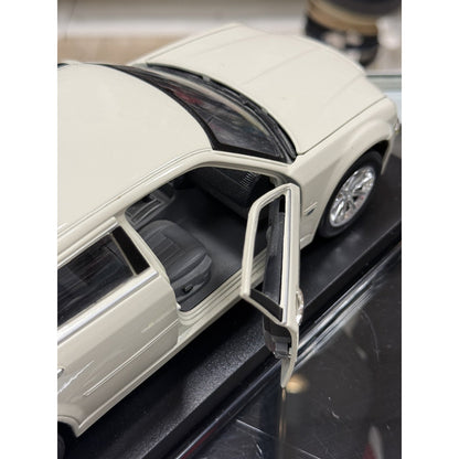 Maisto 1:18 2005 Chrysler 300C HEMI Cream Cool Vanilla Diecast Model Car - Product Image