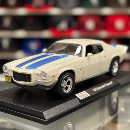 1:18 1971 Chevrolet Camaro Z28 White Blue Stripes Diecast Model Car