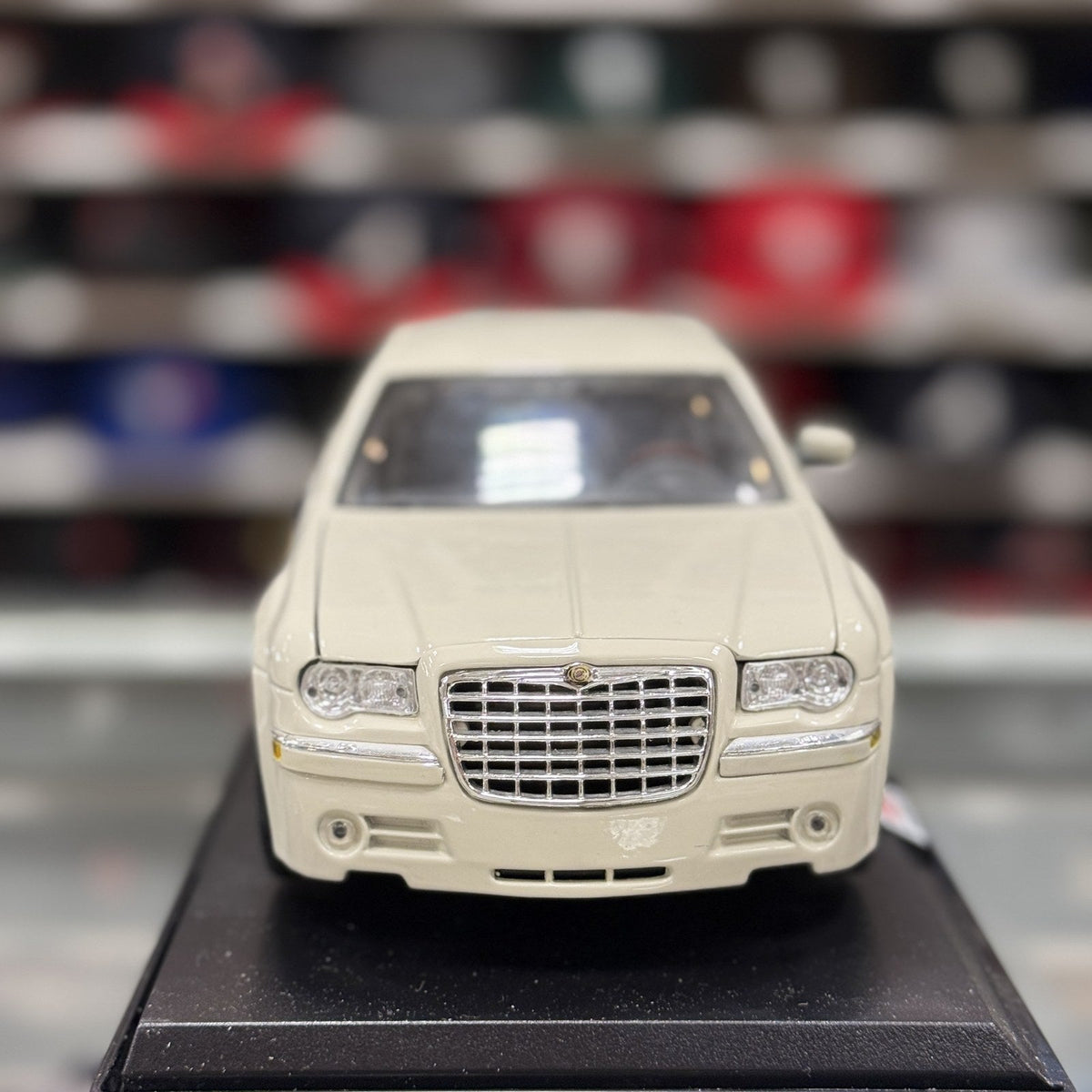 Maisto 1:18 2005 Chrysler 300C HEMI Cream Cool Vanilla Diecast Model Car - Product Image