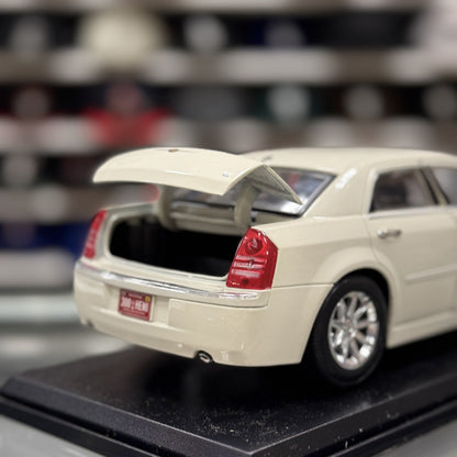 Maisto 1:18 2005 Chrysler 300C HEMI Cream Cool Vanilla Diecast Model Car - Product Image