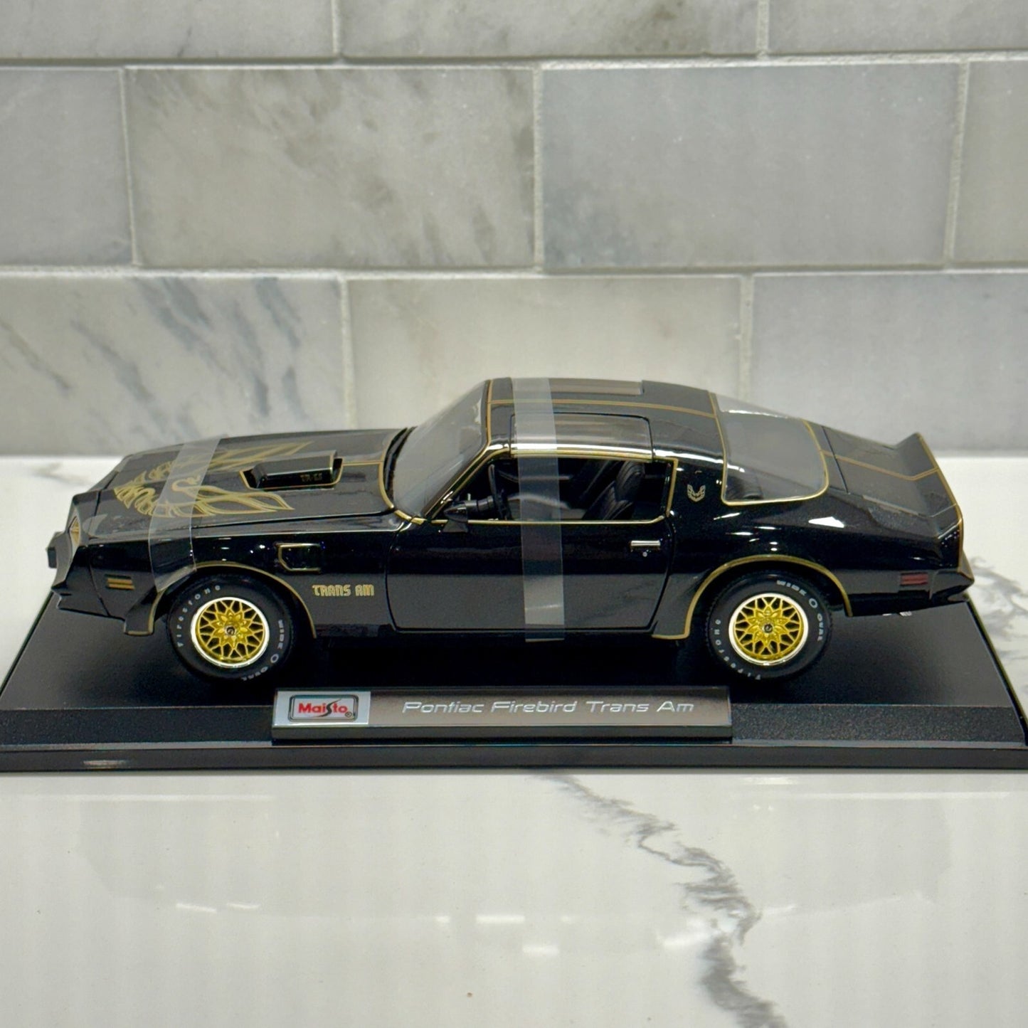 1977 Pontiac Trans Am 'Smokey and the Bandit' Diecast Car 1/18 Scale Black Gold | New
