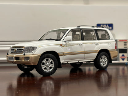 1/18 Toyota Land Cruiser V8 Creme/Gold Dealer Edition