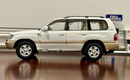 1/18 Toyota Land Cruiser V8 Creme/Gold Dealer Edition