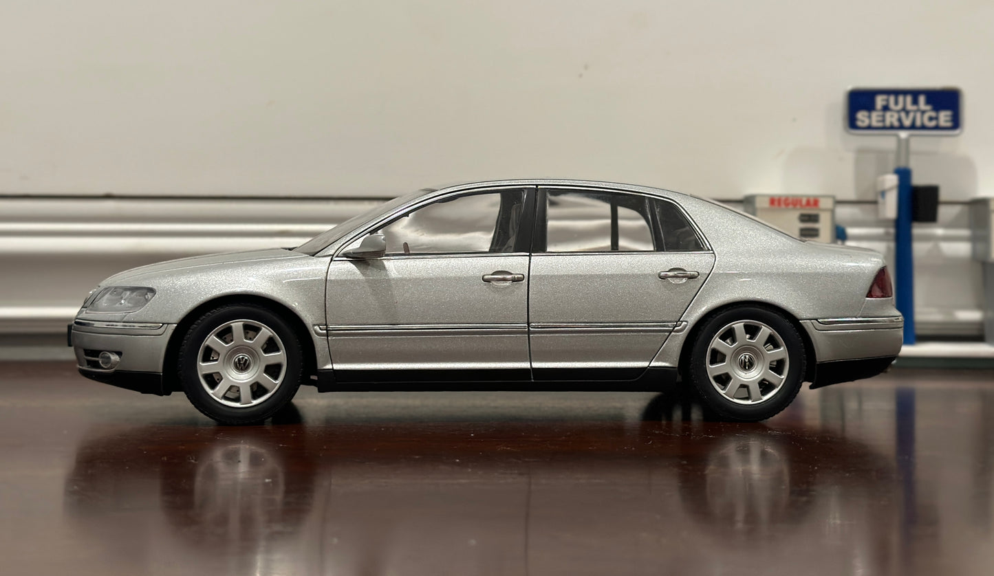 AUTOart 1/18 Volkswagen Phaeton Silver