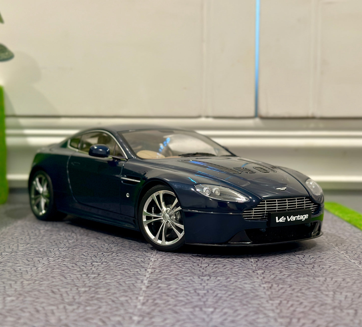 AUTOart 1/18 Aston Martin V12 Vantage Blue