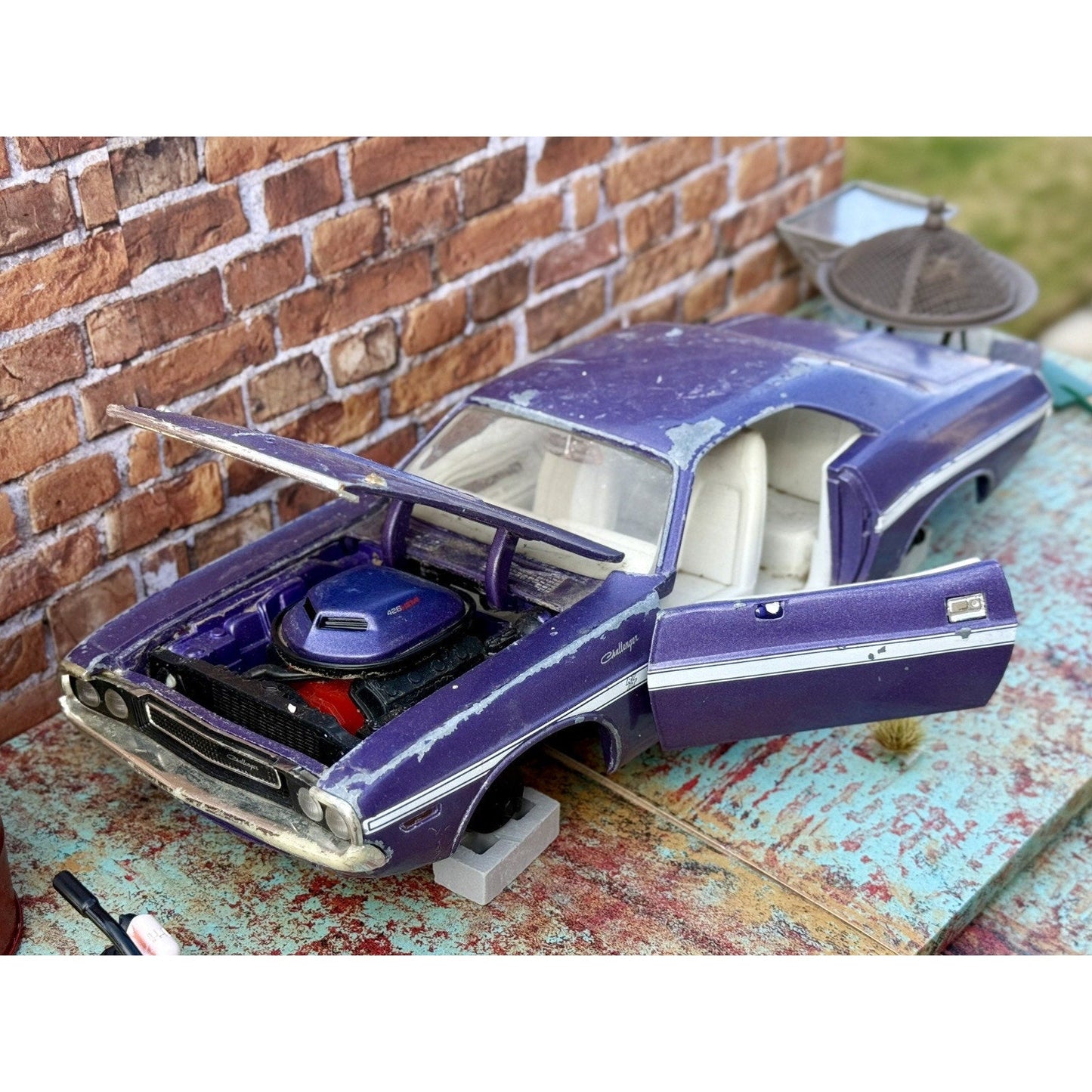 ACME 1970 Dodge Challenger R/T Hemi Purple 1/18 Scale Diecast Model Car | Parts Car - Product Image