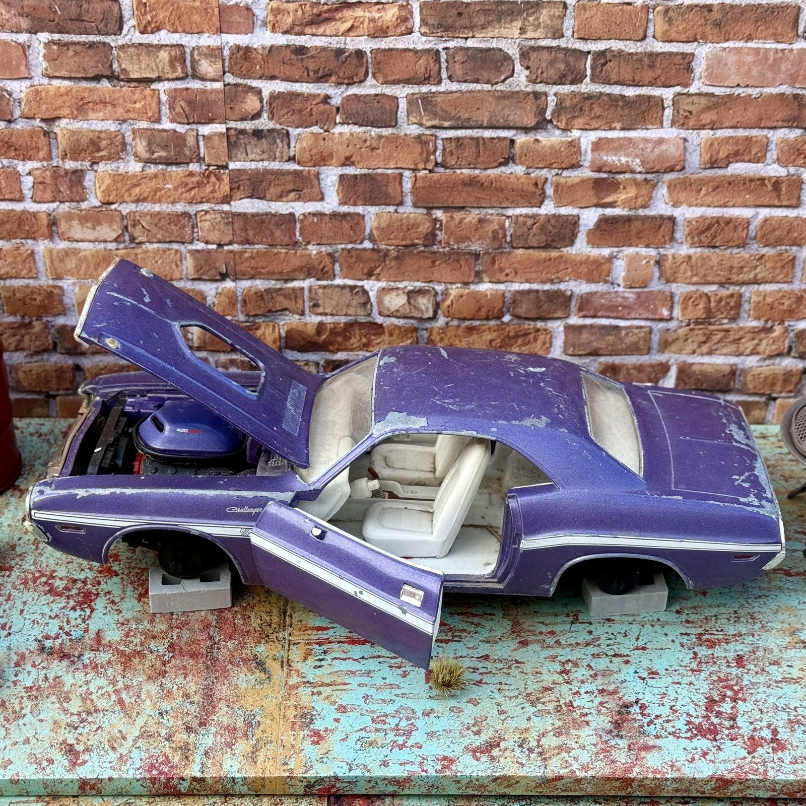 ACME 1970 Dodge Challenger R/T Hemi Purple 1/18 Scale Diecast Model Car | Parts Car - Product Image