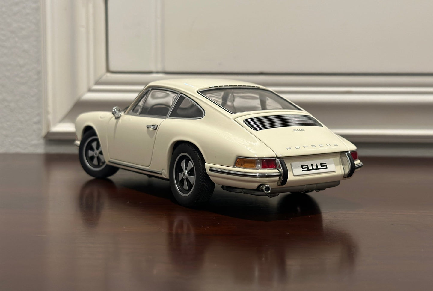AUTOart 1967 Porsche 911S Crème 1/18 Scale Diecast Model Car - Product Image