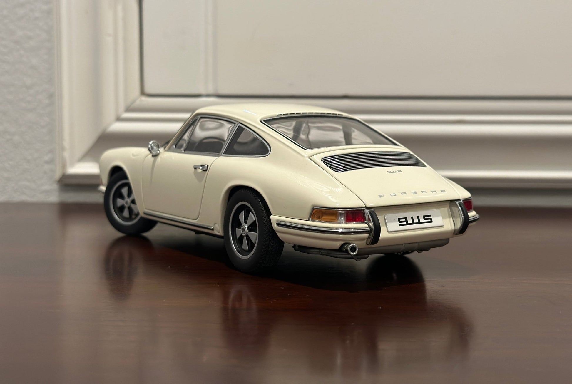 AUTOart 1967 Porsche 911S Crème 1/18 Scale Diecast Model Car - Product Image