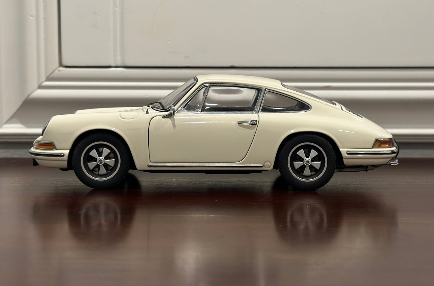 AUTOart 1967 Porsche 911S Crème 1/18 Scale Diecast Model Car - Product Image