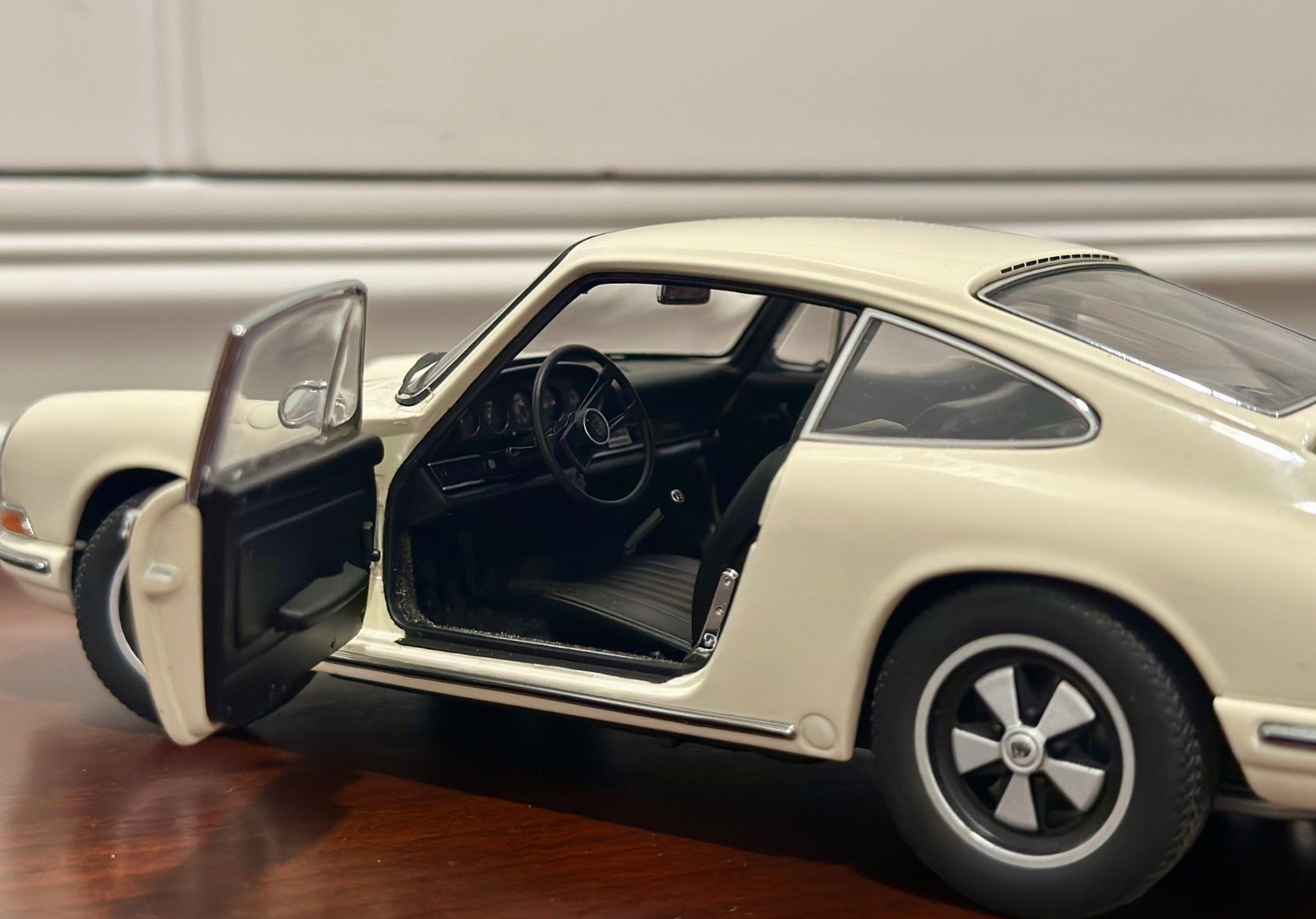 AUTOart 1967 Porsche 911S Crème 1/18 Scale Diecast Model Car - Product Image