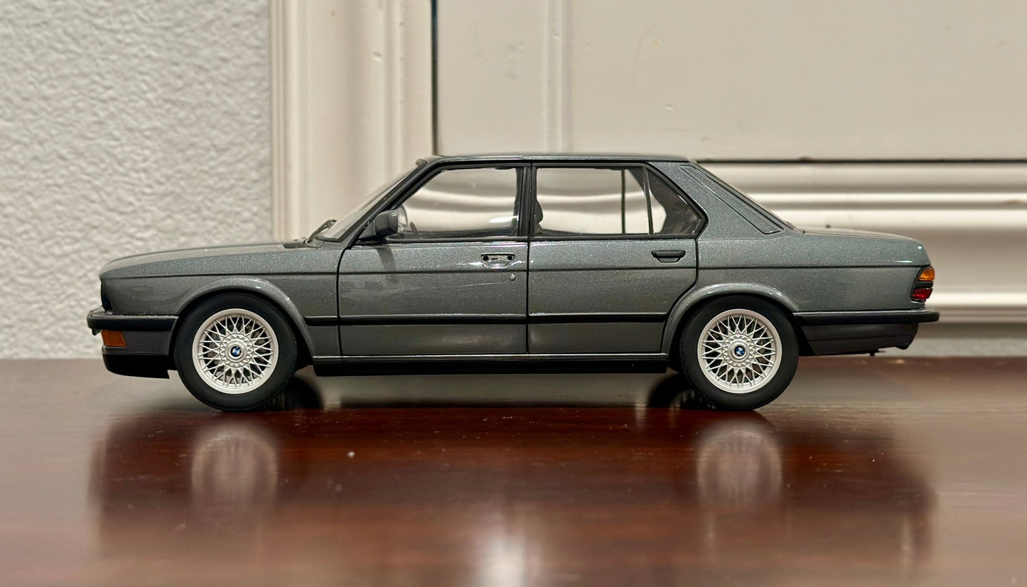 AUTOart 1987 BMW M5 Dolphin Gray 1/18 Scale Diecast Model Car - Product Image