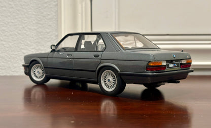 AUTOart 1987 BMW M5 Dolphin Gray 1/18 Scale Diecast Model Car - Product Image