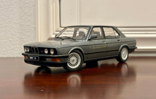AUTOart 1987 BMW M5 Dolphin Gray 1/18 Scale Diecast Model Car - Product Image