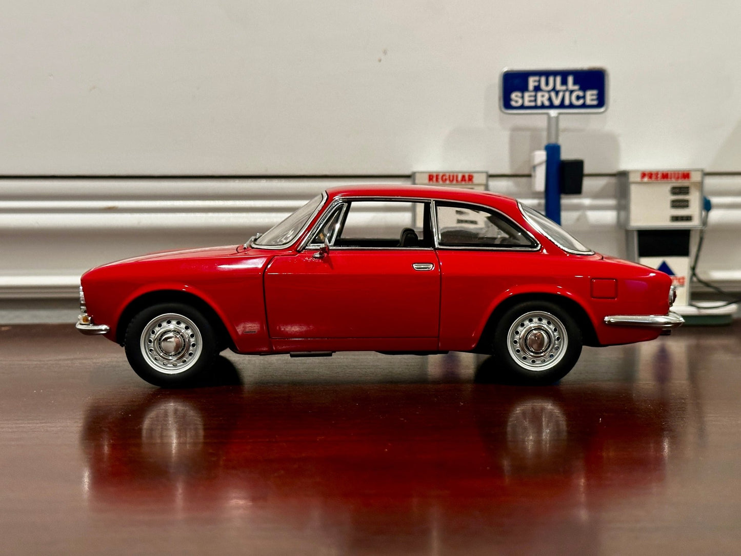 AUTOart Alfa Romeo 1750 GTV RHD Red 1/18 Scale Diecast Model Car - Product Image