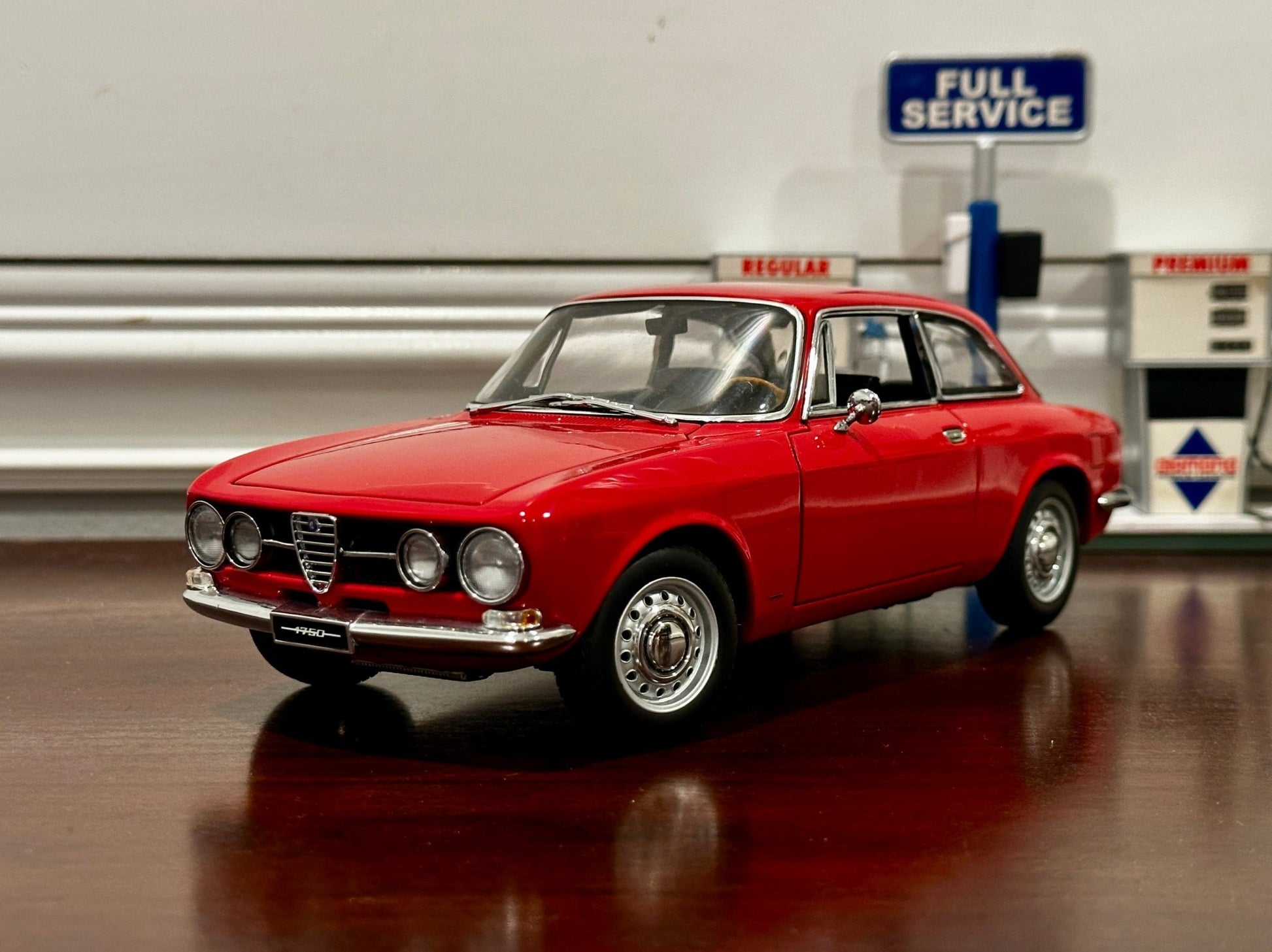 AUTOart Alfa Romeo 1750 GTV RHD Red 1/18 Scale Diecast Model Car - Product Image