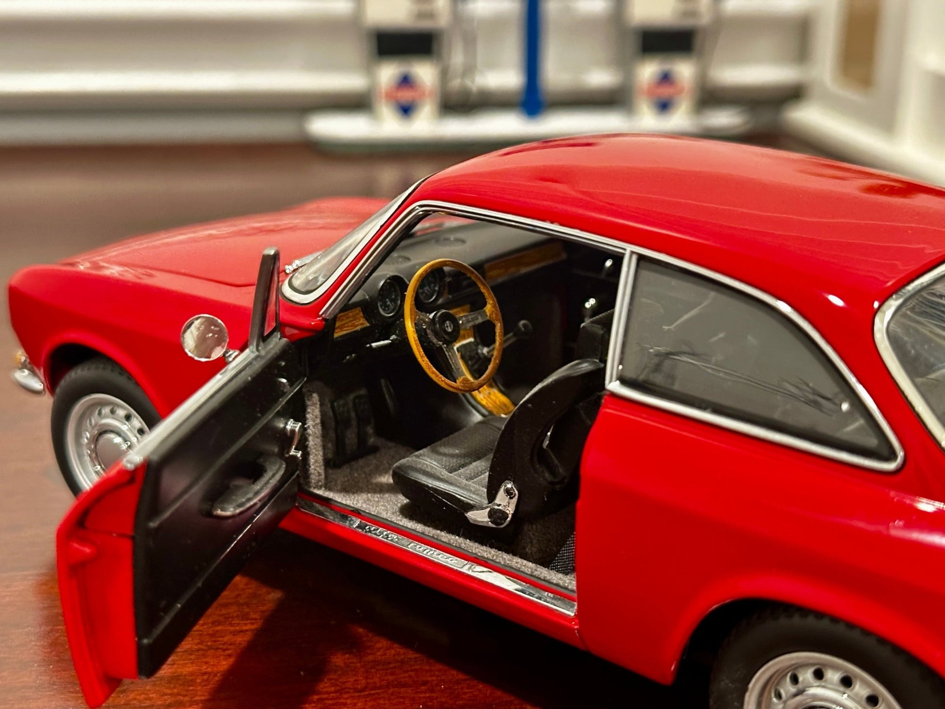 AUTOart Alfa Romeo 1750 GTV RHD Red 1/18 Scale Diecast Model Car - Product Image
