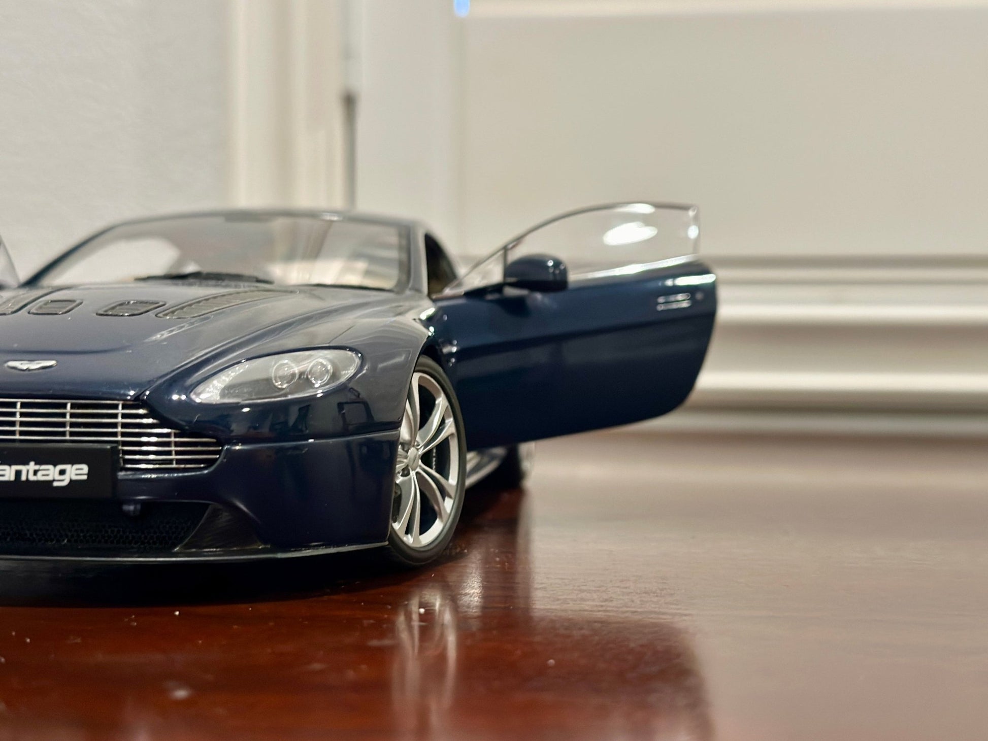 AUTOart Aston Martin V12 Midnight Blue 1/18 Scale Diecast Model Car - Product Image
