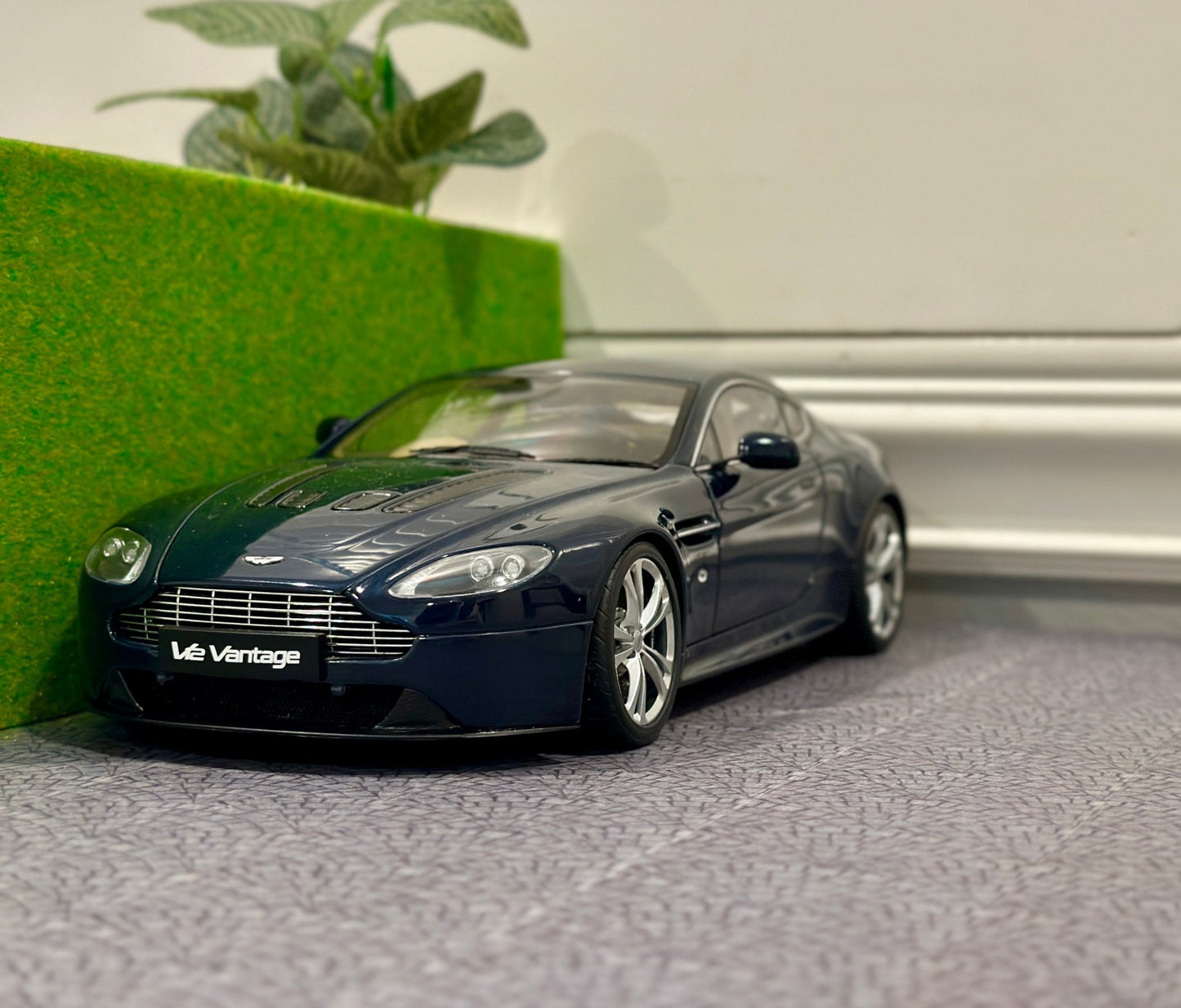 AUTOart Aston Martin V12 Vantage Blue 1/18 Scale Diecast Model Car - Product Image