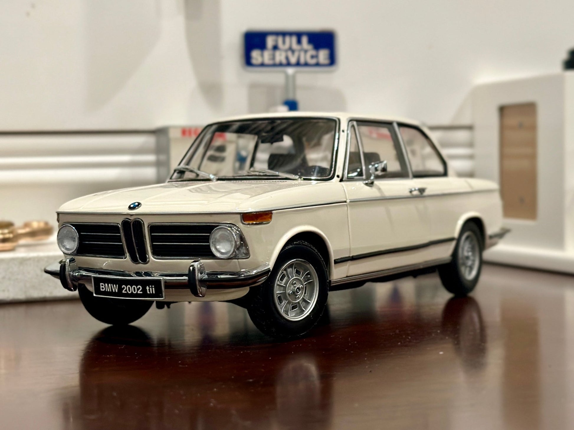 AUTOart BMW 2002 tii White 1/18 Scale Diecast Model Car - Product Image