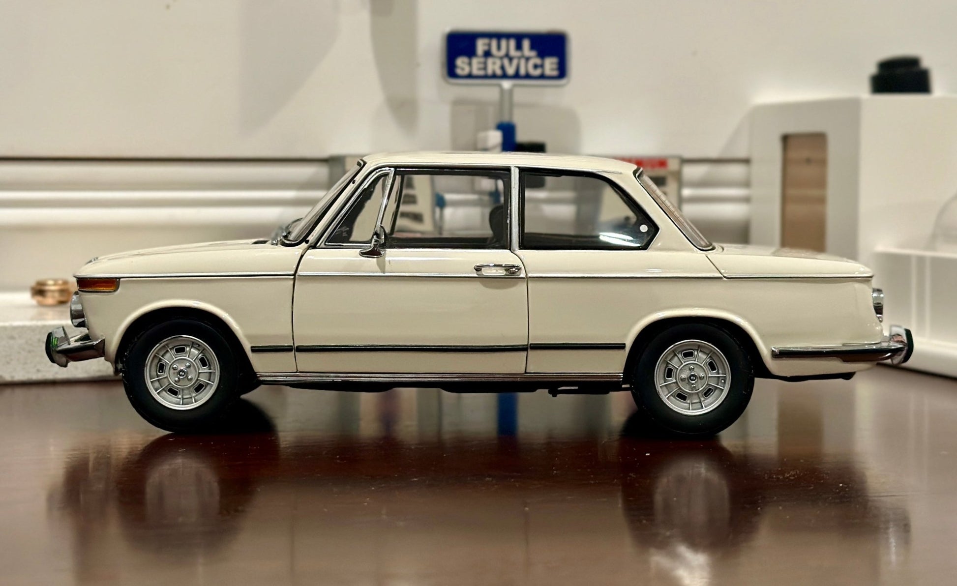 AUTOart BMW 2002 tii White 1/18 Scale Diecast Model Car - Product Image