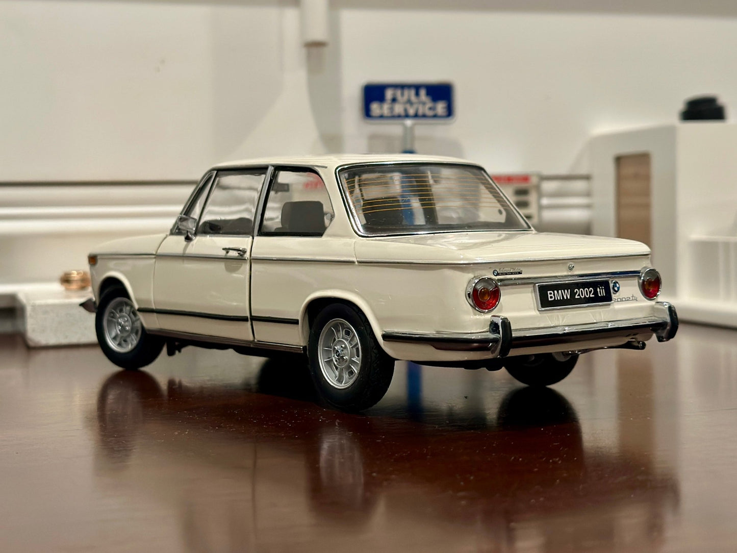 AUTOart BMW 2002 tii White 1/18 Scale Diecast Model Car - Product Image