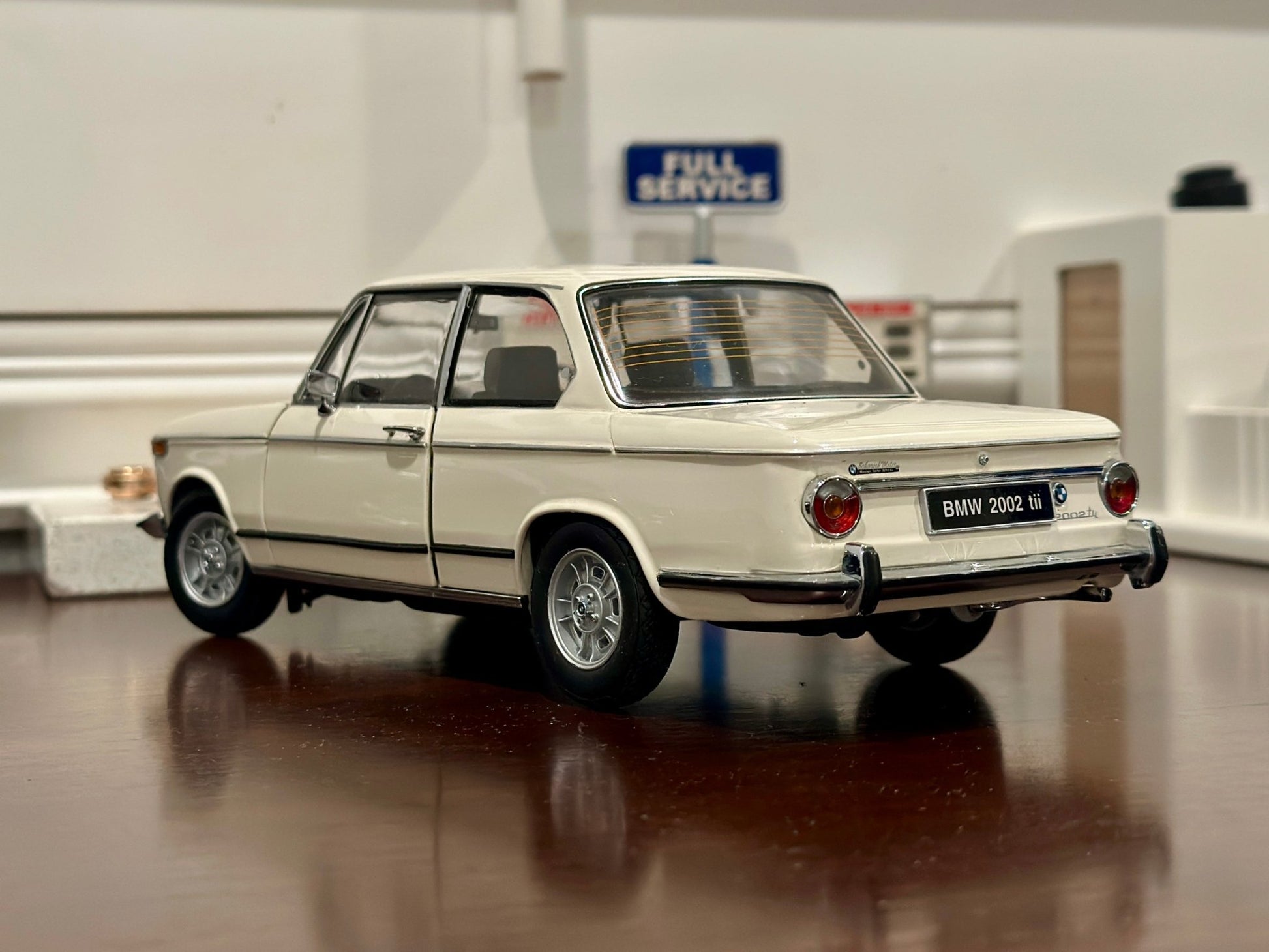 AUTOart BMW 2002 tii White 1/18 Scale Diecast Model Car - Product Image