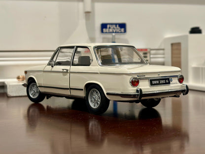 AUTOart BMW 2002 tii White 1/18 Scale Diecast Model Car - Product Image