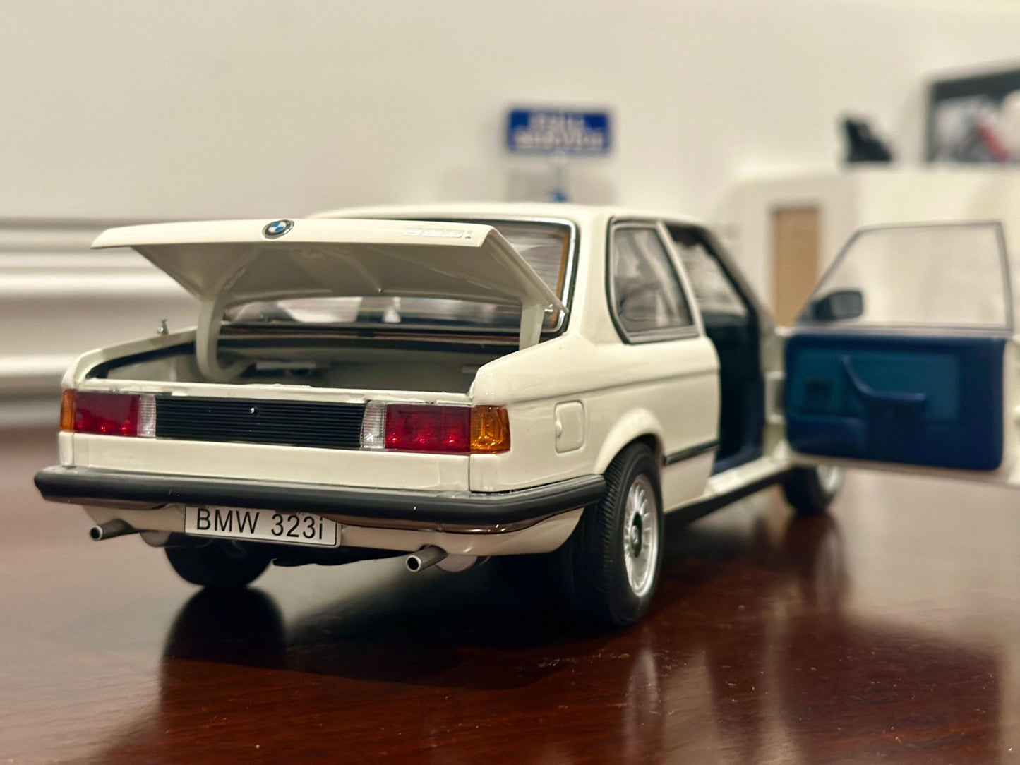AUTOart BMW 323i White Coupe 1/18 Scale Diecast Model Car - Product Image