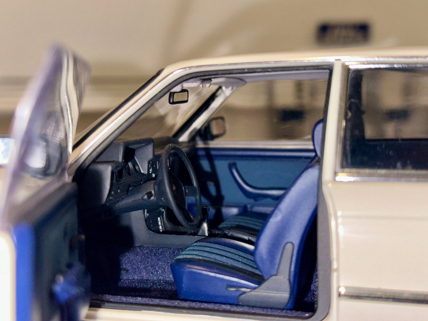 AUTOart BMW 323i White Coupe 1/18 Scale Diecast Model Car - Product Image