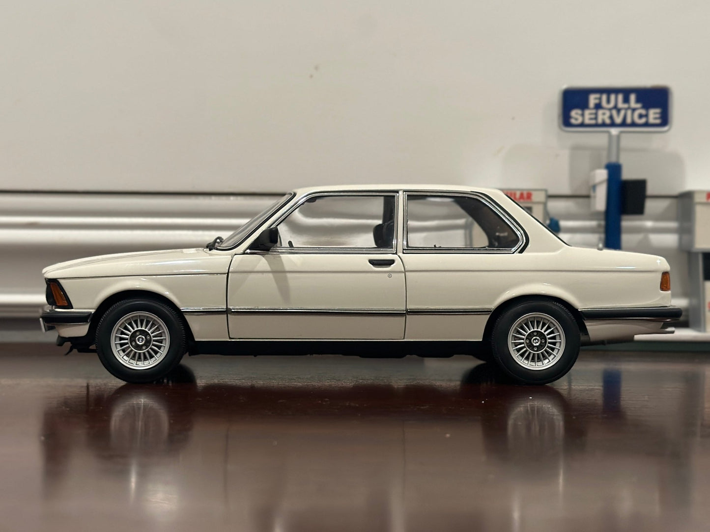 AUTOart BMW 323i White Coupe 1/18 Scale Diecast Model Car - Product Image