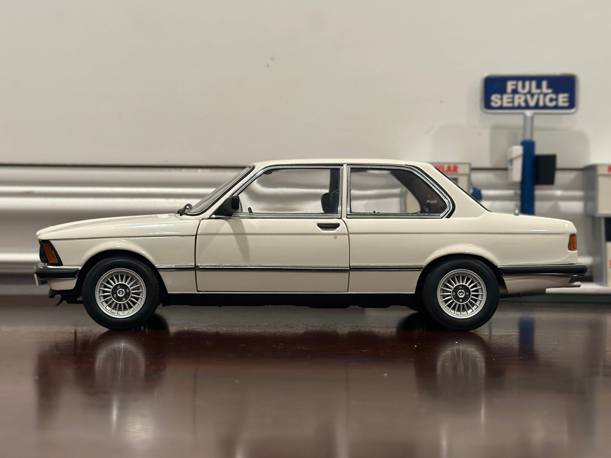 AUTOart BMW 323i White Coupe 1/18 Scale Diecast Model Car - Product Image