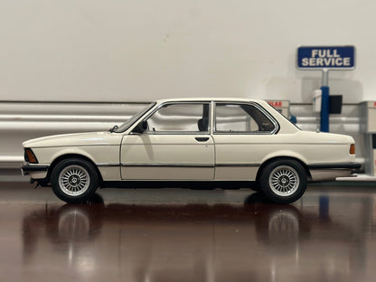 AUTOart BMW 323i White Coupe 1/18 Scale Diecast Model Car - Product Image