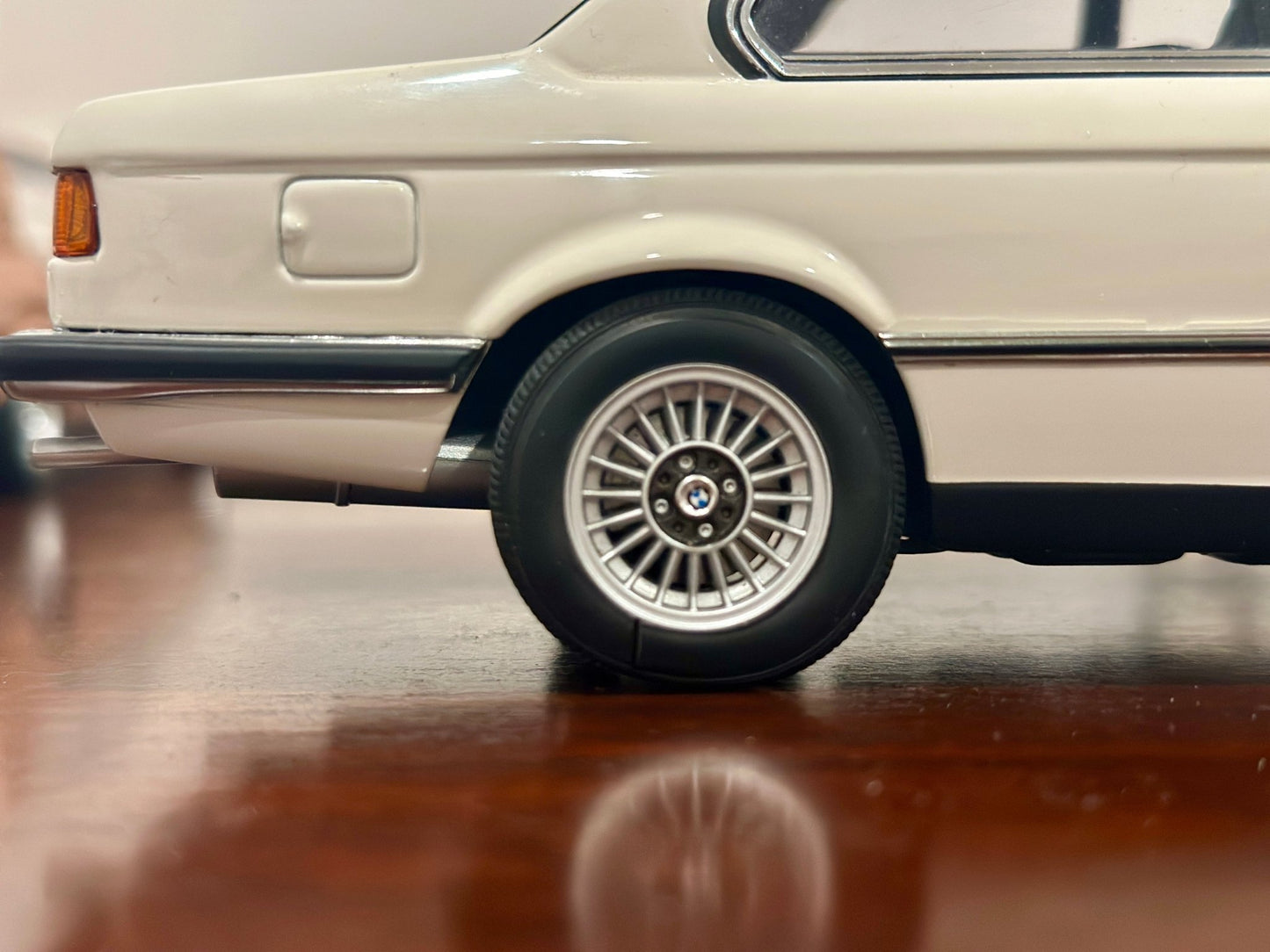 AUTOart BMW 323i White Coupe 1/18 Scale Diecast Model Car - Product Image