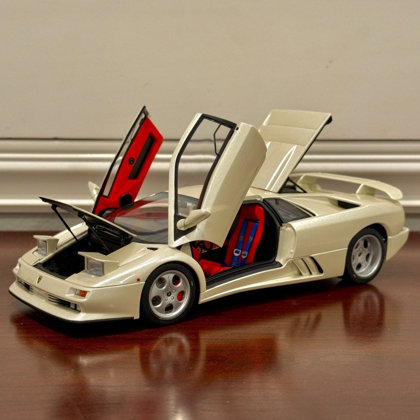 AUTOart Lamborghini Diablo SE30 JOTA Balloon White w/ Red Interior 1/18 Scale Diecast Model Car | New - Product Image